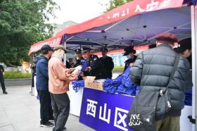 男子携气枪现身南屏步行街引关注