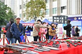 男子携气枪现身南屏步行街引关注