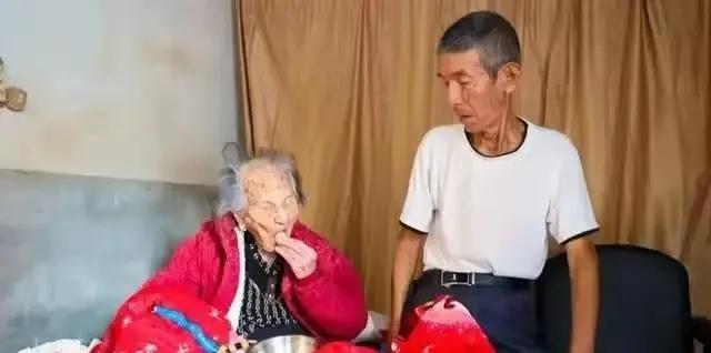 福建最长寿老人离世,百名子孙送别