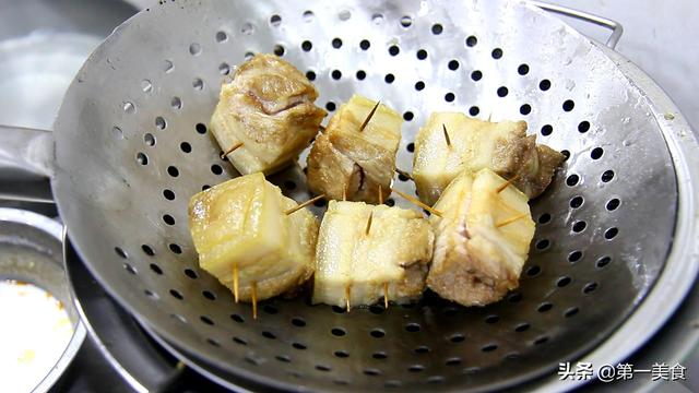 大厨揭秘,红烧肉最好吃的家常做法,肥而不腻香四溢