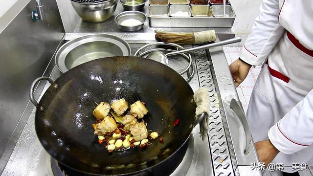 大厨揭秘,红烧肉最好吃的家常做法,肥而不腻香四溢