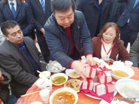 百亿富豪驾机回村,为70元恩情派发千万红包