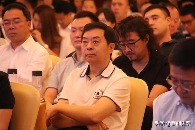 百亿富豪驾机回村,为70元恩情派发千万红包