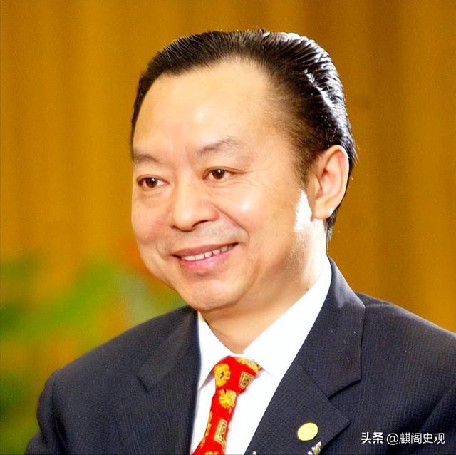 百亿富豪驾机回村,为70元恩情派发千万红包