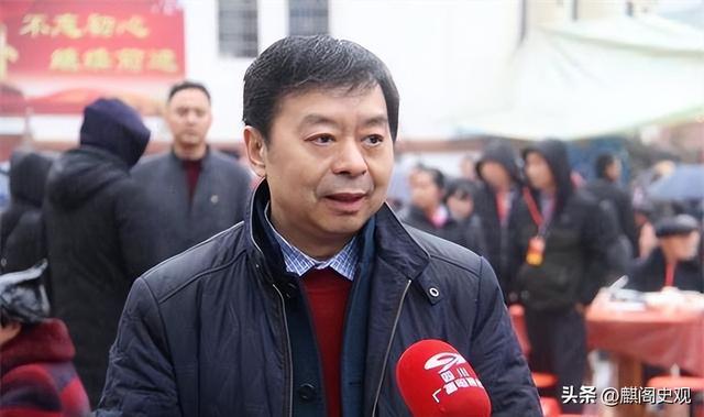 百亿富豪驾机回村,为70元恩情派发千万红包