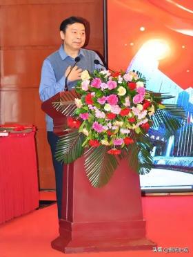 百亿富豪驾机回村,为70元恩情派发千万红包