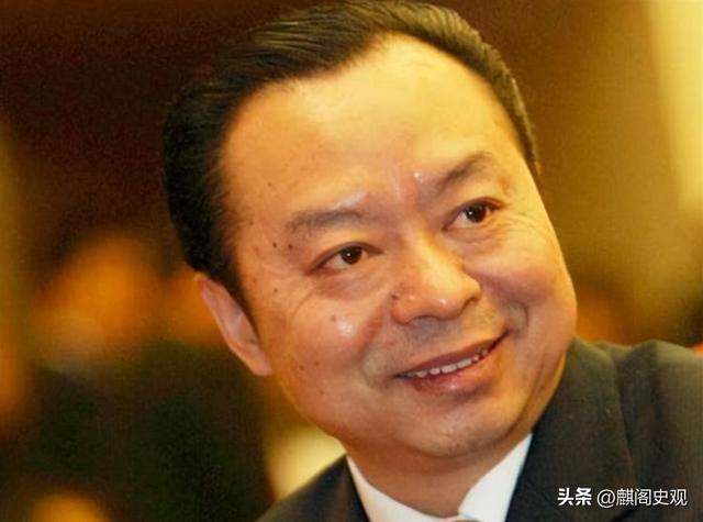 百亿富豪驾机回村,为70元恩情派发千万红包