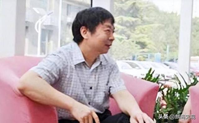 百亿富豪驾机回村,为70元恩情派发千万红包