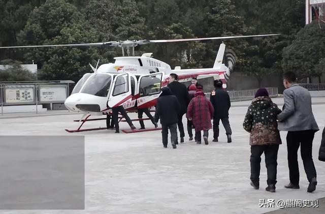 百亿富豪驾机回村,为70元恩情派发千万红包
