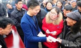 百亿富豪驾机回村,为70元恩情派发千万红包
