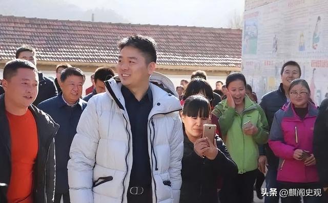百亿富豪驾机回村,为70元恩情派发千万红包