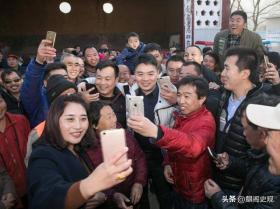 百亿富豪驾机回村,为70元恩情派发千万红包