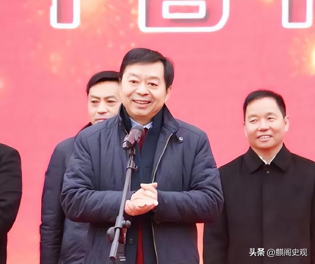 百亿富豪驾机回村,为70元恩情派发千万红包